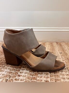 Cushionaire size 8 Chunky Taupe Heels